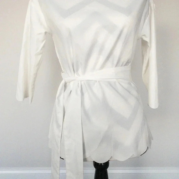 White Scalloped Top Sz Sm - Picture 2 of 5